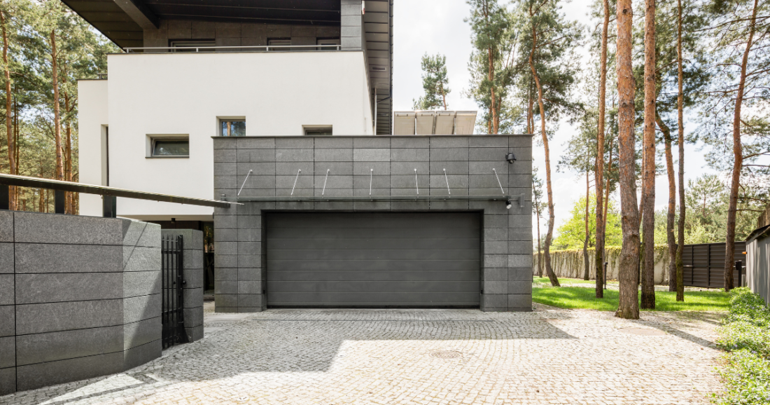 ガレージ外のおしゃれな照明