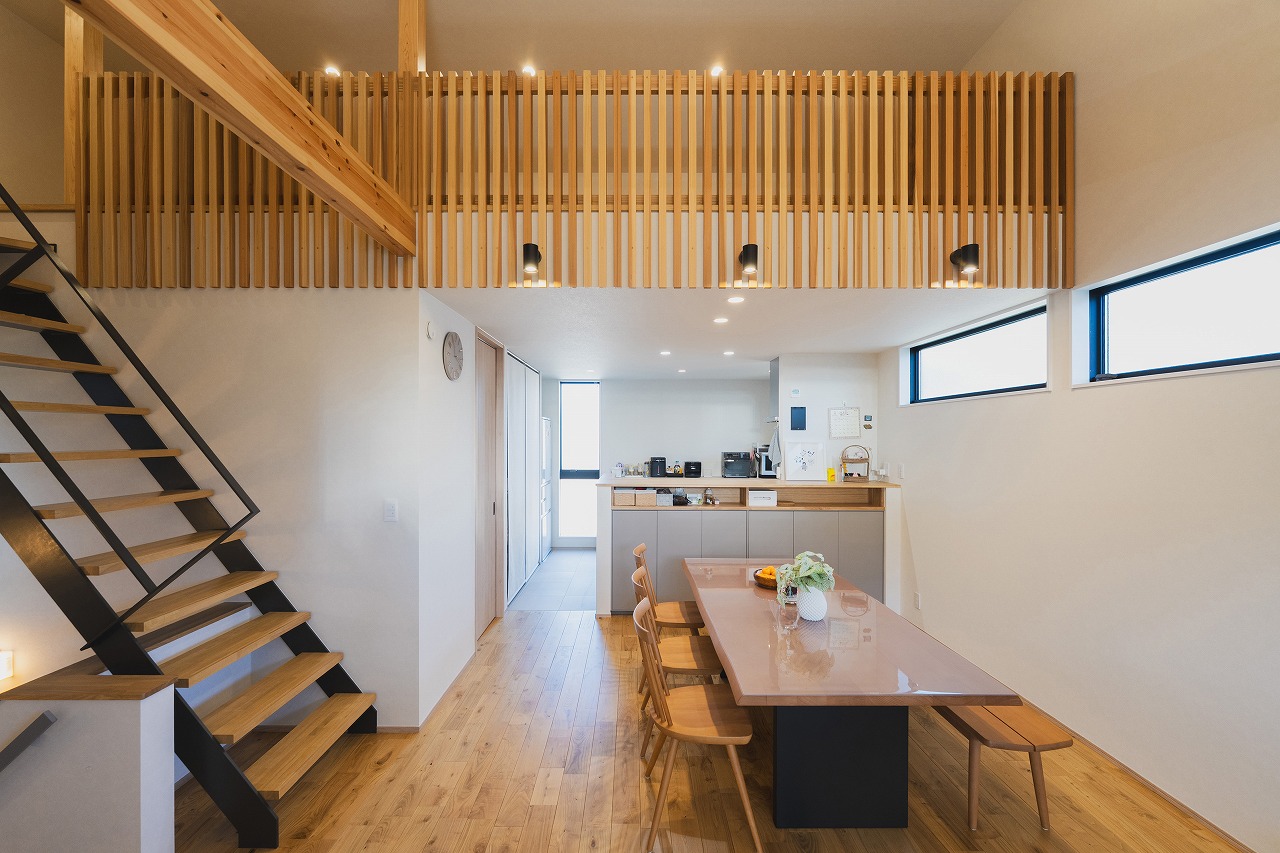 街中に佇む旅館 画像