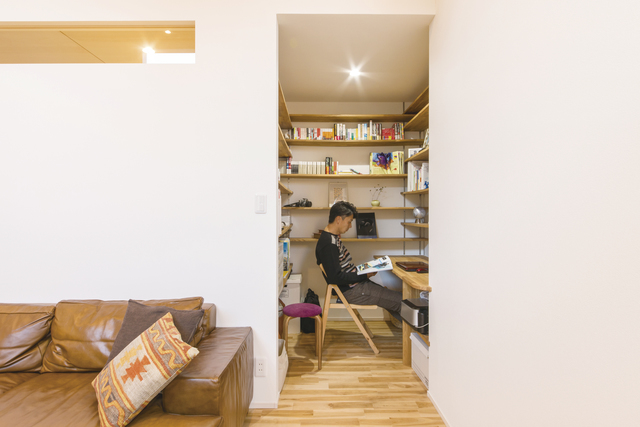 家族の空気を感じながら読書を楽しめるリビング横に書斎がある家 アイキャッチ画像