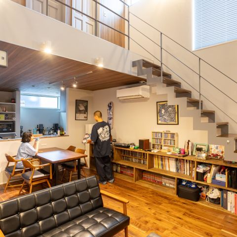 静けさに包まれた、最高のリビング。家族でレコードを楽しんでいます。