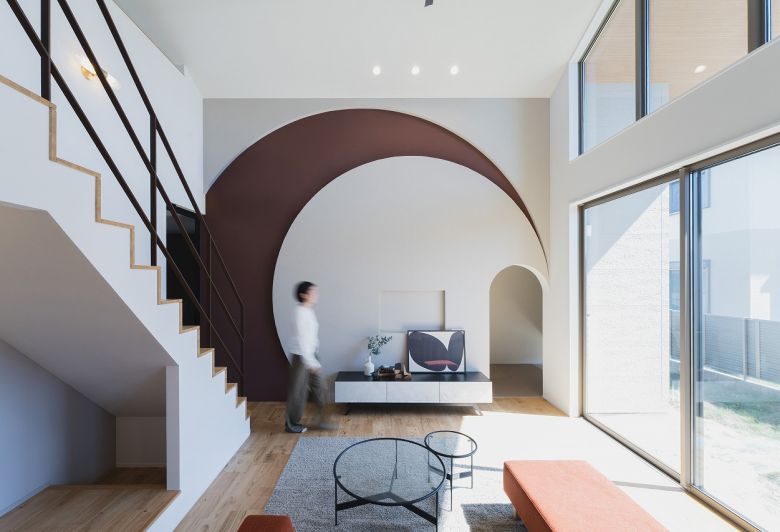 半月のイエ アイキャッチ画像